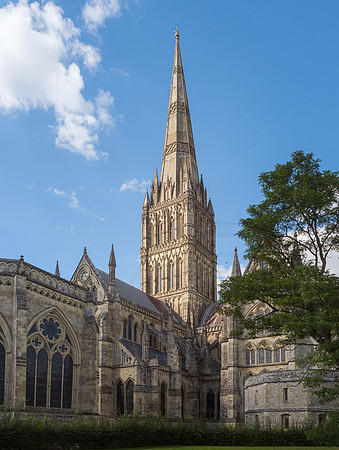 001  8thSept2019 - Salisbury Cathedral - Girl Choristers making up  -  Photo by Ash Mills