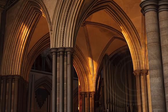 031 Salisbury Cathedral - Girls Making up - 8thFeb2015 - by Ash Mills