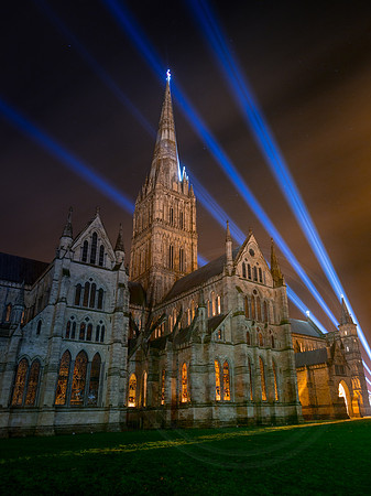 034 8Nov2018 - Salisbury Cathedral - Falling Poppies - photo by Ash Mills